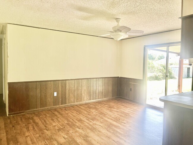Building Photo - 2141 Shady Oaks Dr