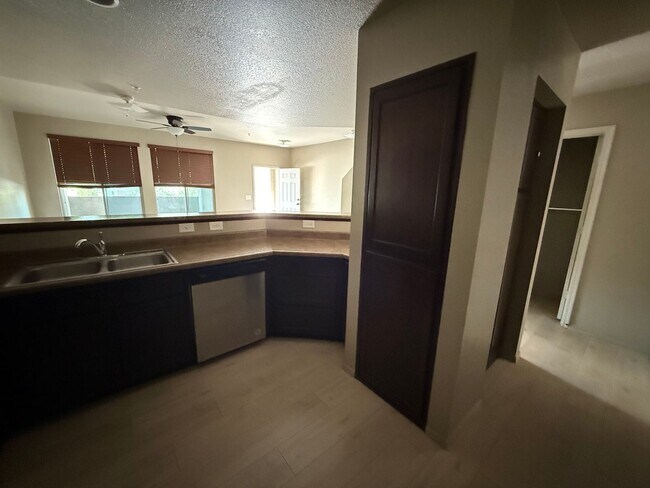 Building Photo - 2212 S 37th Dr