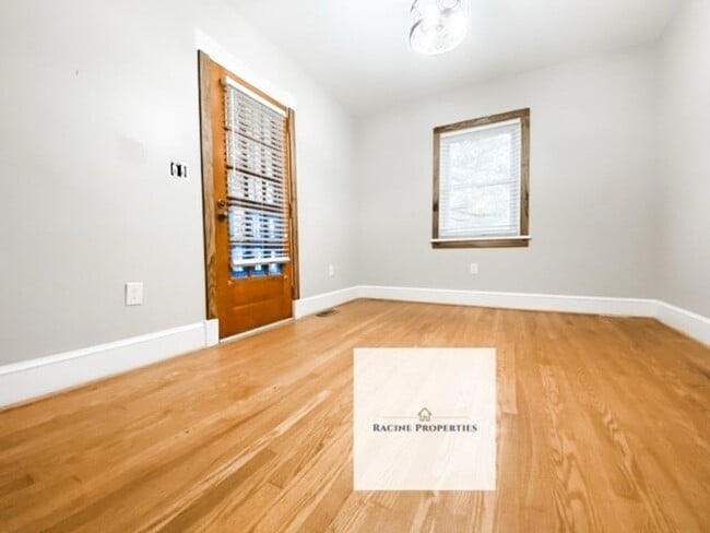 Building Photo - Two Story Home in Clinton!