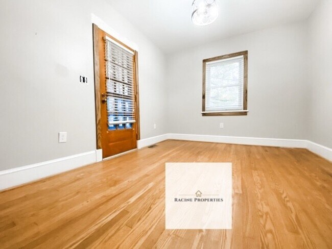 Foto del edificio - Two Story Home in Clinton!