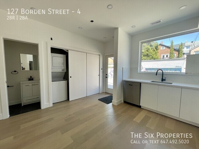 Photo du bâtiment - Brand New 2 Bed 1.5 Bath Coach House in Downtown Toronto