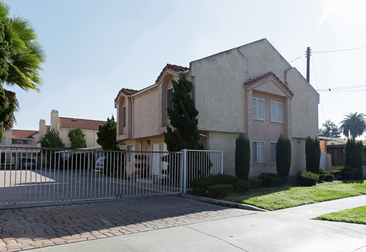 1403014042 Mcclure Ave, Paramount, CA 90723 Apartments in Paramount