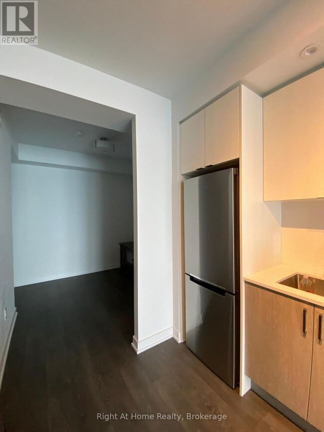 Photo du bâtiment - 1928 Lake Shore Blvd W