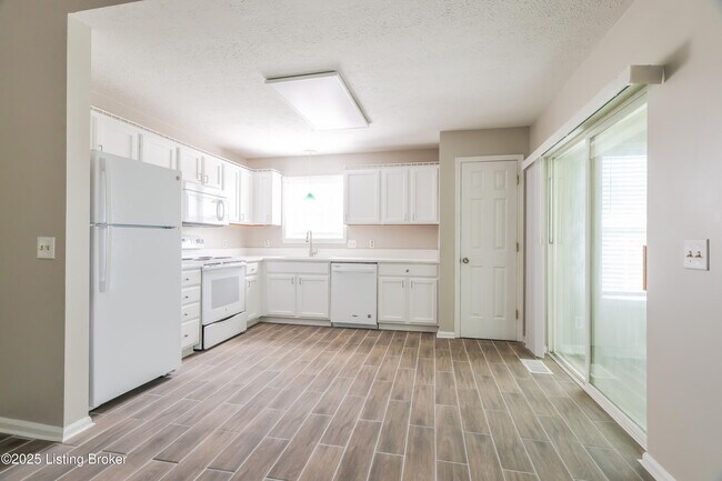 Foto del edificio - 739 Helmwood Cir