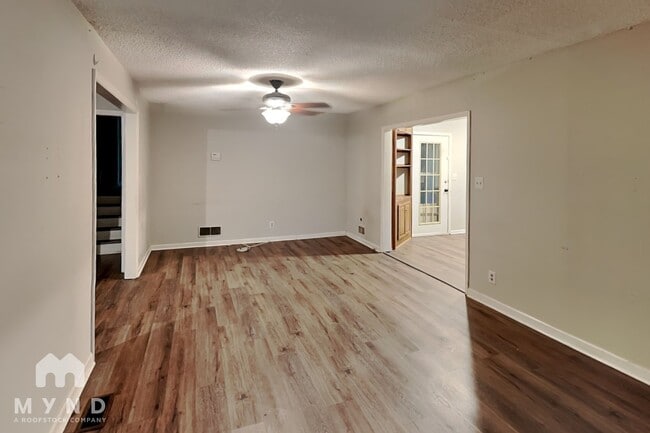 Building Photo - 2559 Park Dr