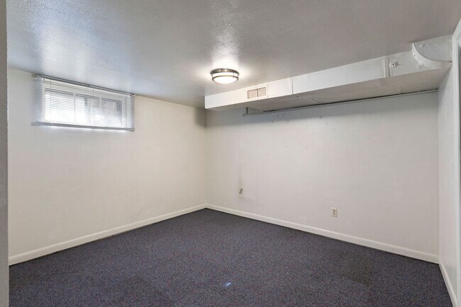 Foto del edificio - Basement Unit 2 Bedroom 1 Bath in Duplex