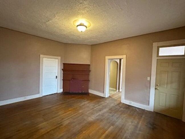 Building Photo - 1 bedroom/ 1 bath unit in 7 plex