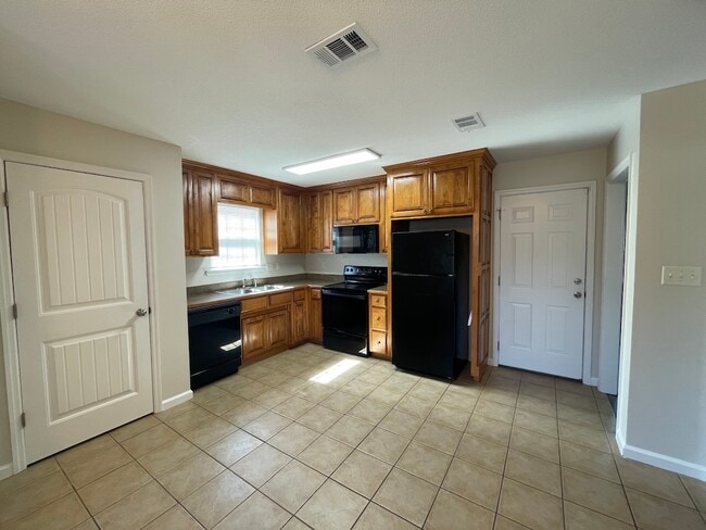 Building Photo - 1808 Chestnut Dr