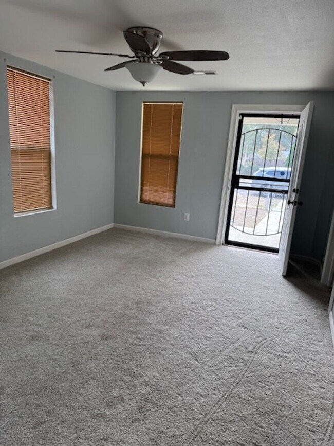 Foto del edificio - ALL PROSPECTIVE TENANTS MUST SUBMIT A $58 NON-REFUNDABLE APPLICATION FEE PER APPLICANT ONLINE AND...