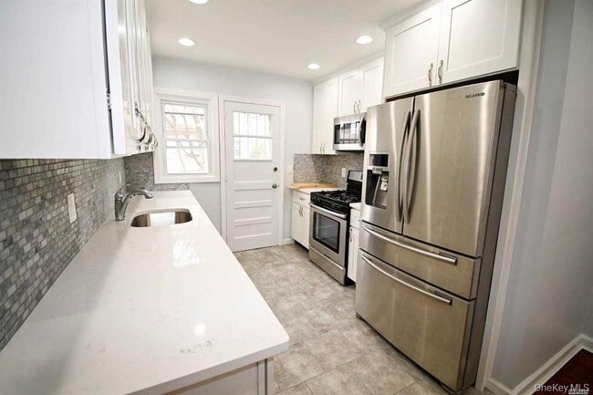 Foto del edificio - 241 Woodbury Rd