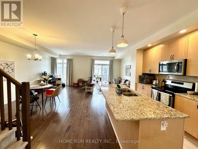 Building Photo - 572 Labrador Cres