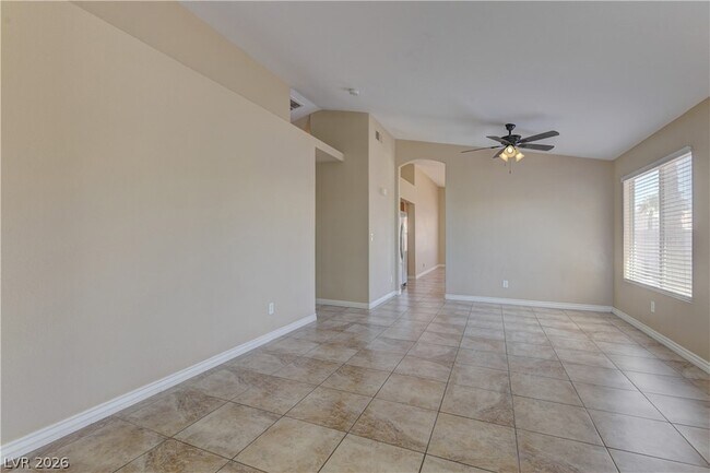 Foto del edificio - 8100 W Gilmore Ave