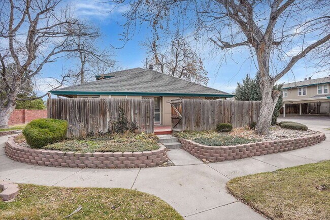 Building Photo - $2,145.95 with $300 Off the first month's rent, 2 Beds - 1 Bath, Townhouse in Greenwood Village w...