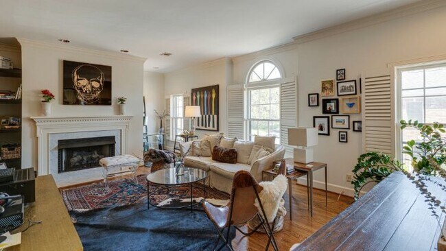 Foto del edificio - 2042 Graybar Ln