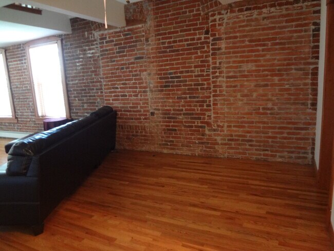 Foto del edificio - Spacious 2-Story 1-Bedroom/1.5-Bathroom Lo...