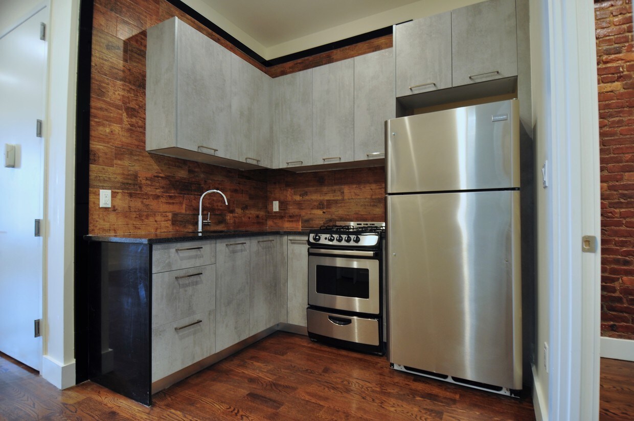 Primary Photo - 585 Franklin Ave