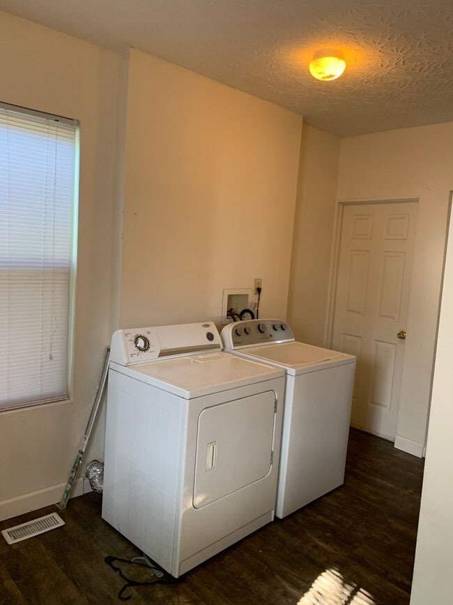 Building Photo - 404 Young St