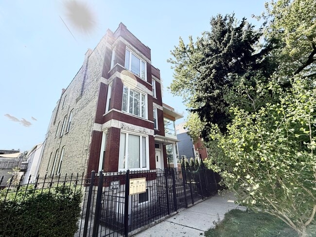 Building Photo - 1905 W Huron St