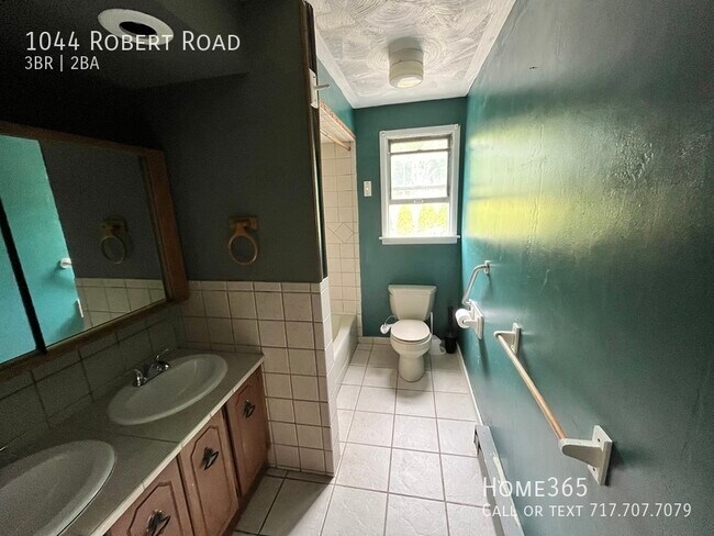 Building Photo - This dreamy 3 bedroom, 1.5 bathroom in Old...