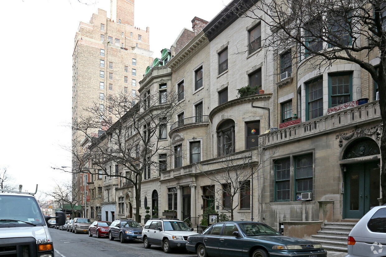 Building Photo - 311 W 74th St