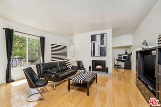 Building Photo - 2041 Roscomare Rd