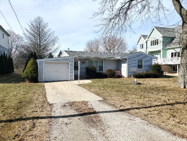 Building Photo - 9848 Lakeshore Dr