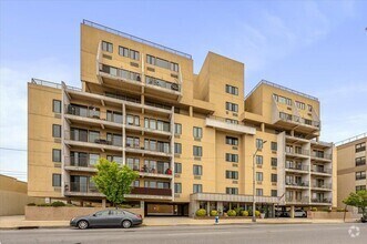 Building Photo - 235 W Park Ave