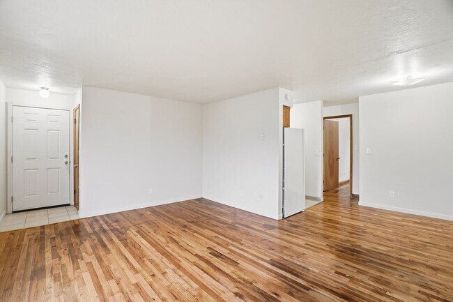 Building Photo - 1611 W 8th Ave