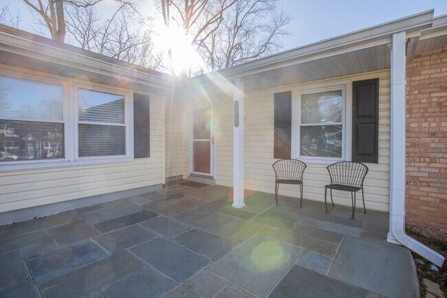 Building Photo - Lovely 3 BR/2.5 BA Single-Family Home in G...