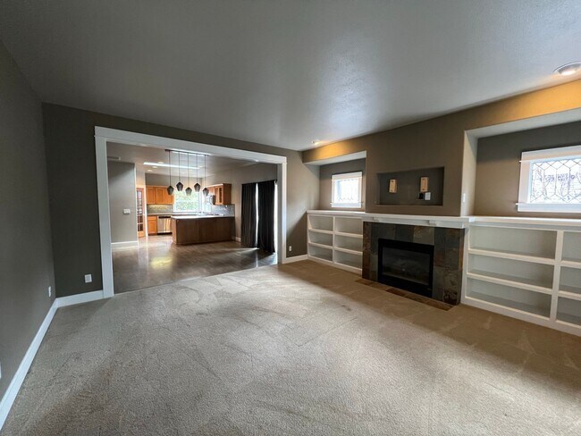 Foto del edificio - Spacious home with a large bonus room!  We...