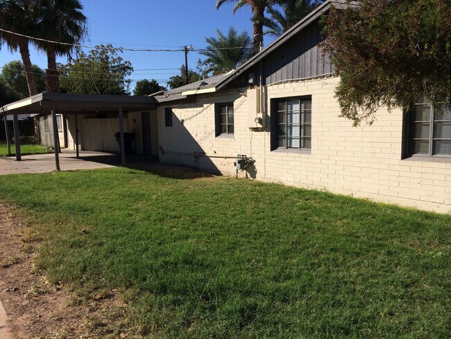 Building Photo - Roomy 6-Bedroom Home with Pool