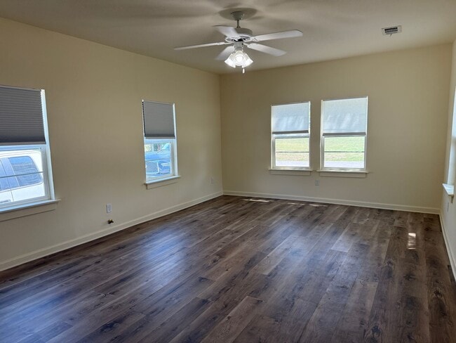 Building Photo - Up and Coming in Taylor!!