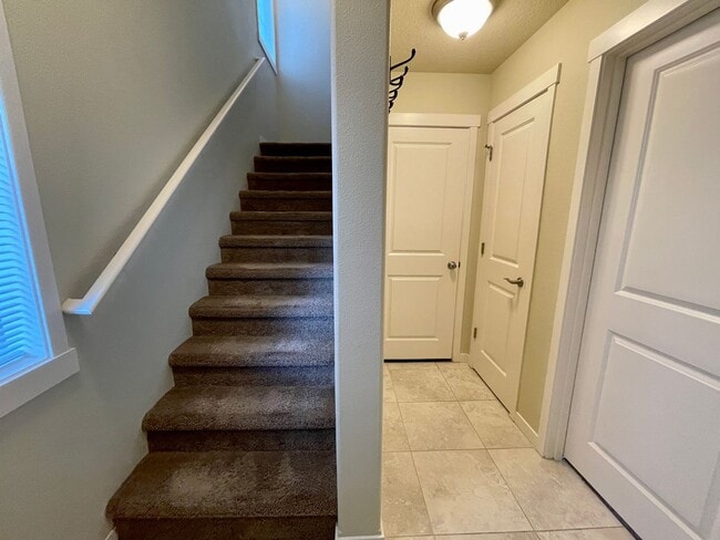 Building Photo - Villebois Townhome with Access to the Sparrow Creek Community Center