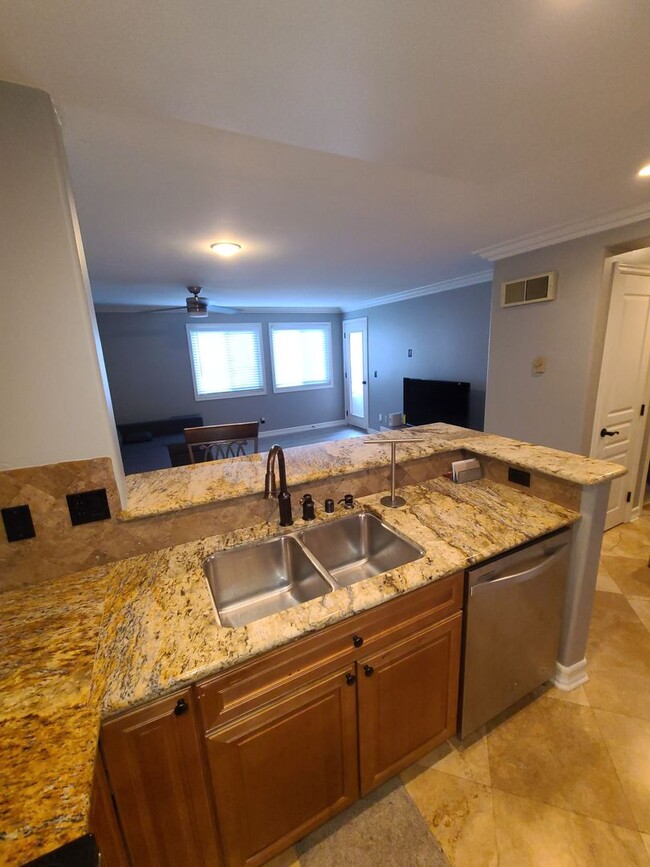 Building Photo - 1 bed 1 bath in UTC with great amenities P...