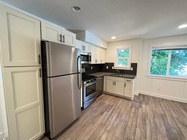 Building Photo - Charming 1Bd + 1Ba in Sellwood with A/C an...
