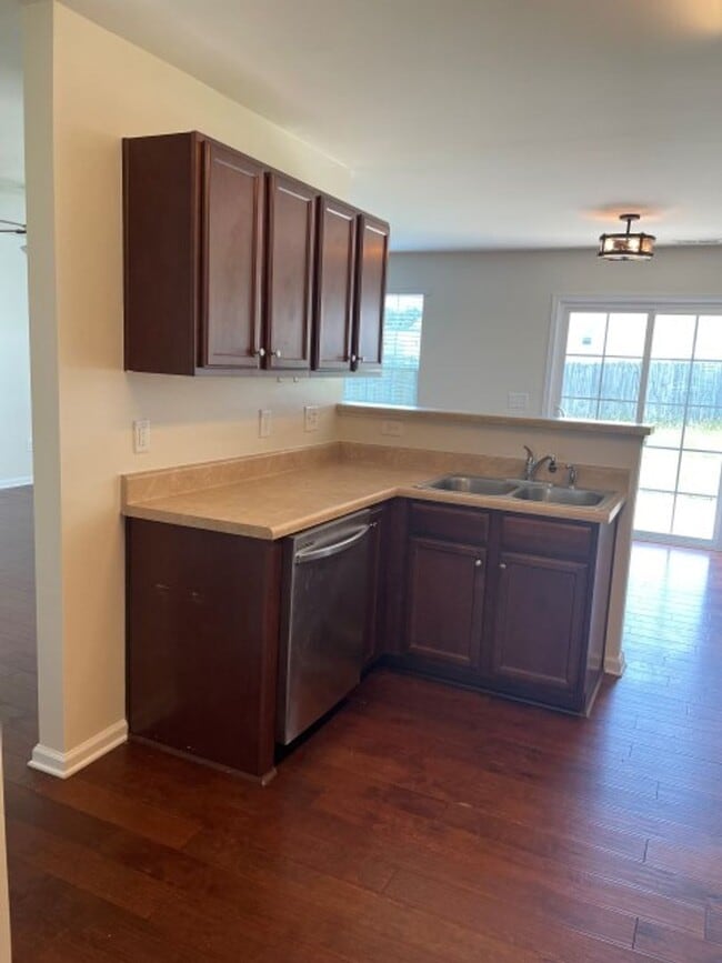 Building Photo - Lovely 5 Bed 3 Bath Home with Community Am...