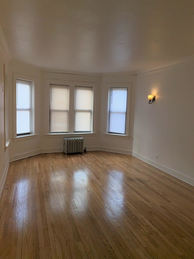 Building Photo - 3 bedroom in Chicago IL 60619