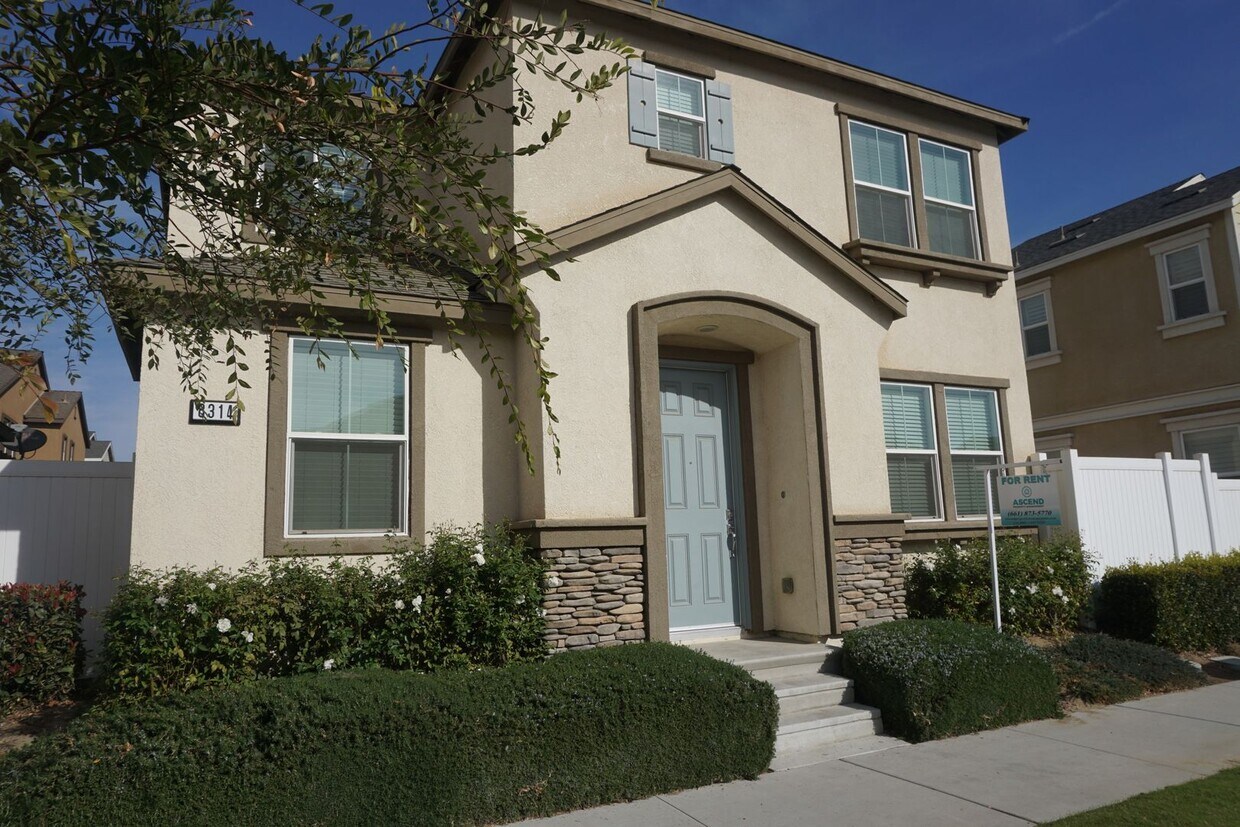 Foto principal - Two Story Home in Gated Community