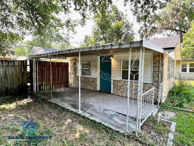 Foto del edificio - Adorable 3 bedroom / 1 bathroom home now a...