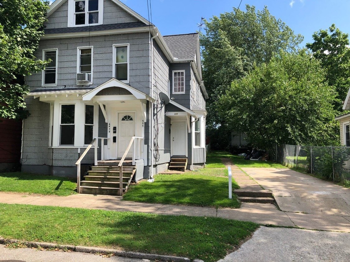 Foto principal - 555 E 7th St