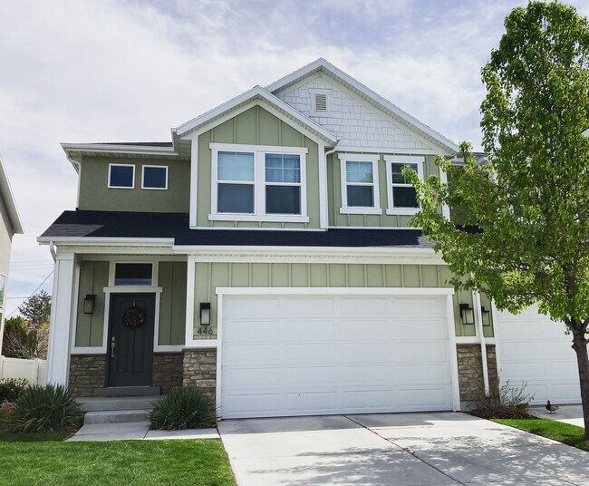 Building Photo - 446 E Windy Garden Ln