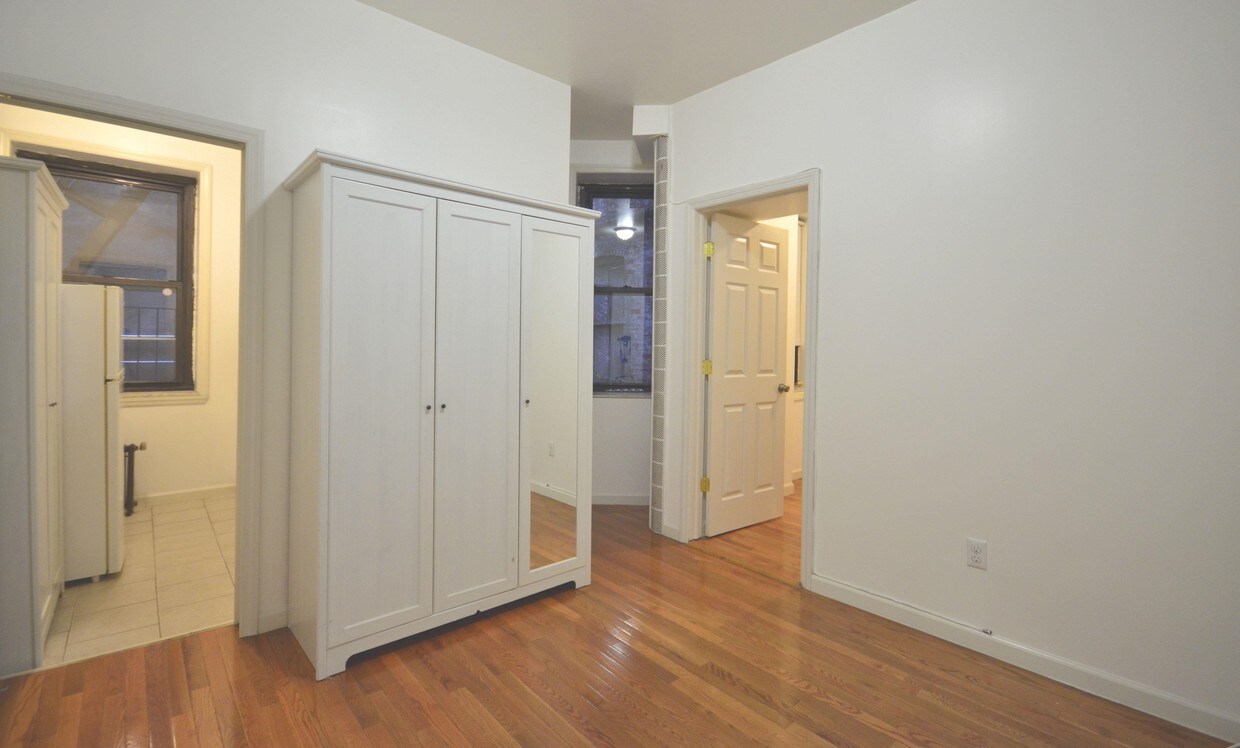 Primary Photo - 252 Thompson St