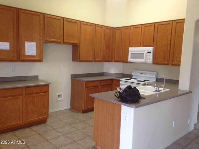 Foto del edificio - 2592 E Brooks St