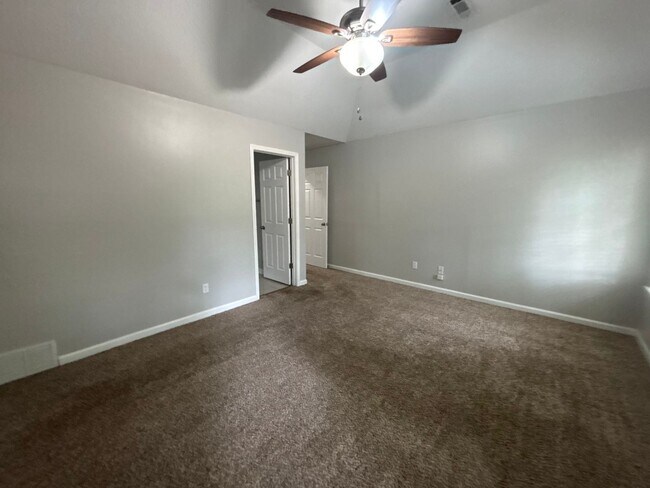 Foto del edificio - 2573 Laurelcrest Dr