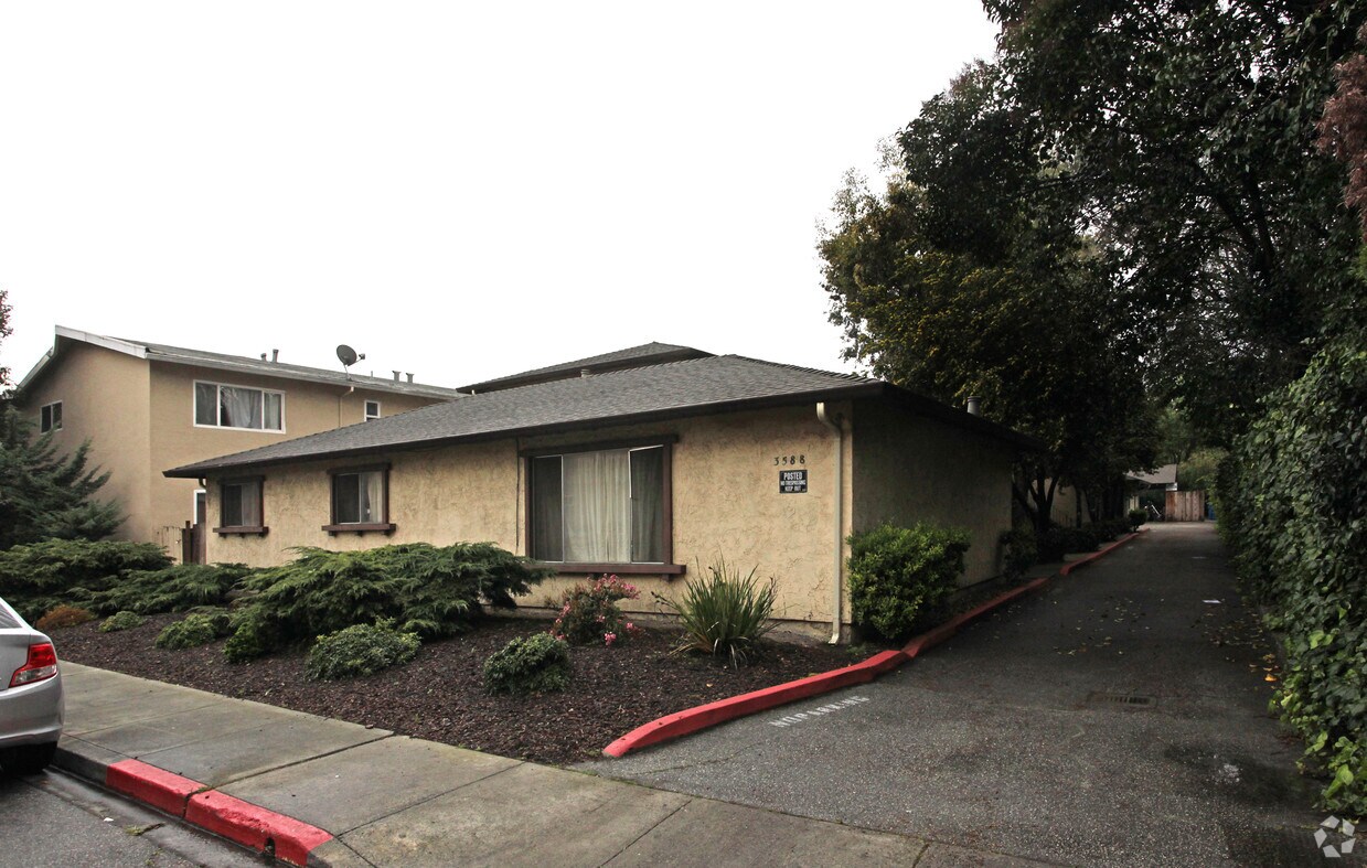 Building Photo - 3588 Agate Ct