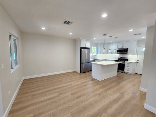 Building Photo - 6556 Saint Clair Ave