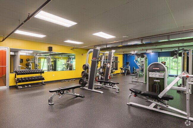 Gimnasio, vista lateral - Prime at Wright Apartments & Townhomes