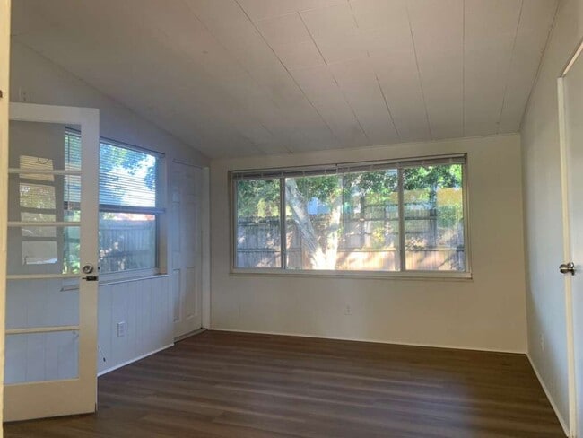 Building Photo - Light and Bright Two Bedroom Duplex in Gul...