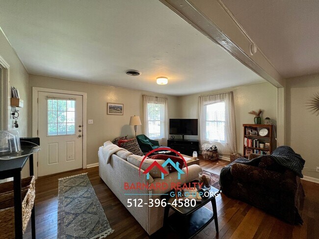 Building Photo - 1007 N LBJ Dr