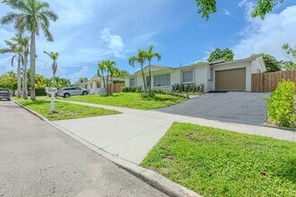 Building Photo - 1717 16th Ct N